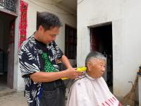 小伙為超200位留守老人免費(fèi)理發(fā)：老人需要被關(guān)注