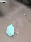 考場(chǎng)附近內(nèi)澇 有年輕人仰泳通過(guò) 暴雨中赴考