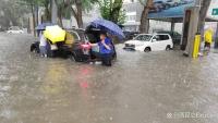 沈阳暴雨后一车辆上爬满蜗牛 城市排水系统受考验