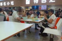 新生报到后领着爸妈在学校食堂吃饭 圆了父母的大学梦