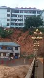 海南暴雨致一中学门前塌方暂无伤亡 学校紧邻塌方边缘