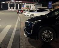 离加油站20多米没油 车主求助被拒 无奈花350元叫拖车