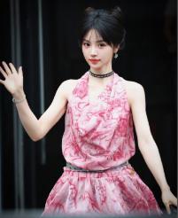田曦薇扛了40斤的猪 全网少女少男的新愿望
