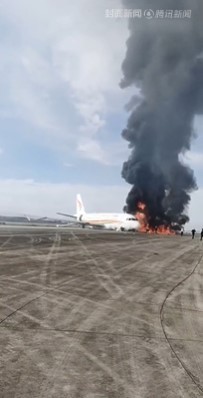 重庆机场一飞机冒烟 ，西藏航空回应飞机起火:调查中