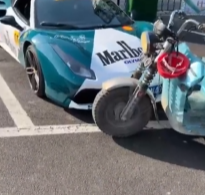 大爷骑车撞法拉利 掏163元和4颗菜赔偿