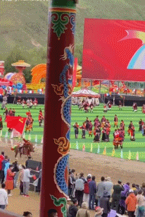 藏族大哥手持党旗策马奔驰火了 网友：太飒了！