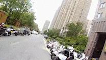 女孩爬到悬空露台民警救援 危急时刻显身手