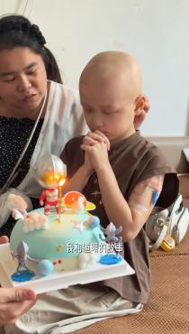 吴克群在演唱会号召为肿瘤患儿捐款,此前在济南一出租屋给他送生日蛋糕,两人还有一个约定