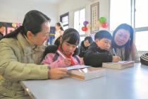 “爱心妈妈”乡村小学送温暖