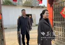 企业捐赠暖人心 钟祥百岁老人喜领过冬新衣