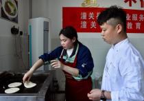 从舌尖到指尖，特色学院“擀”出致富路