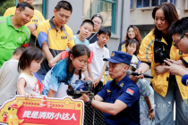 骑手家庭走进消防站开展亲子安全体验 湖北消防与美团携手推进“骑心守护，荆楚平安”消防共治