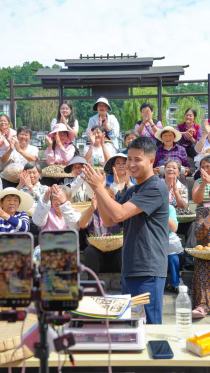 自贡公益主播走进巴中乡村为村民卖货 一场直播卖了14万元