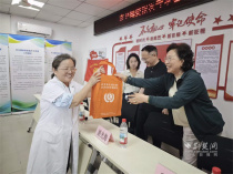 银发医者献余热 社区医疗服务贴心上门