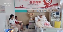 炸串店老板贴“请假条”去捐造血干细胞 街坊留言暖心“销假”