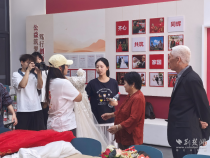 两代人的圆梦时刻！高校迎新现场为新生祖辈补拍婚纱照