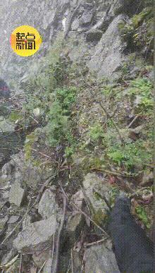男子驾车翻下深沟摩托骑手托举脱困 危难时刻显身手