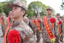 入伍新兵集体热血宣誓 激发爱国热情