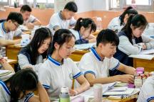 专家建议中小学缩短至10年 促进教育公平与减负