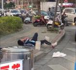 南宁一男孩突遭蜂群攻击倒地 路人紧急救援
