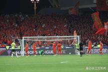 王大雷致命失误 国足半场0-2落后 主帅无奈至极