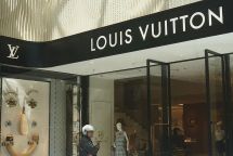 爱马仕LV拟向美国客户转嫁关税成本 奢侈品行业增长放缓