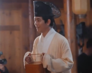 丁真因为缺乏表演经验而紧张，台词记不清也说不清