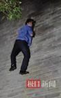 男子爬西安城墻像“巖羊” 景區(qū)回應(yīng) 將核查此事