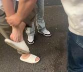 男子拖鞋藏手機偷拍女生裙底 熱心小哥挺身而出
