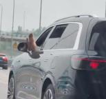 重慶一司機(jī)雙腳伸出窗外駕車(chē) 智駕誤用引熱議
