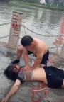 大叔救溺水女被質(zhì)疑猥褻 無理指責(zé)引發(fā)爭議