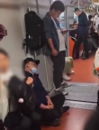 上海地鐵“板凳族”引發(fā)熱議,！坐地鐵時(shí)你會(huì)自帶小板凳嗎