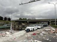 貨車超載側(cè)翻堵塞道路被罰 嚴(yán)重超載致?lián)矶?/>
            </div>
            <div   id=