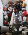 北京一女子撿廢品熏走鄰居 樓道堆滿垃圾引發(fā)清理行動