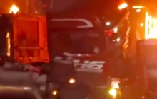 貨車與鏟車碰撞起火貨車頭被撞歪 明火已撲滅