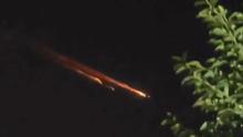 國內(nèi)多地網(wǎng)友目擊夜空現(xiàn)不明飛行物 科學(xué)解讀劃破天際的光帶