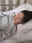 女子被捅靠假体躲过致命一击 惊险经历揭晓