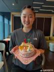 張本美和收到蛋糕笑開花了 向工作人員鞠躬致謝