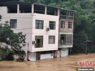 廣西三江消防救援5名群眾 洪水圍困成功疏散