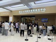 高考后學(xué)生“扎堆”做近視手術(shù) 暑期就診高峰再現(xiàn)