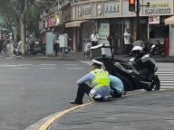 坐街边开导哭泣男孩的民警找到了 暖心举动获赞无数