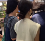 阿那亞偶遇黃多多,，露出小蠻腰太瘦了,！