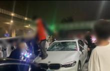 23人因砸車打人被警方抓捕 小事引發(fā)大沖突