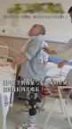 00后“折疊男孩”4次手術(shù)后終能直立 毅力書寫奇跡