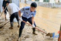 廣東支教民警退票留在廣西抗洪救災(zāi) 警察藍(lán)閃耀災(zāi)區(qū)