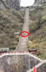 汽车天门山挑战爬“天梯” 撞坏护栏 活动影响游客体验