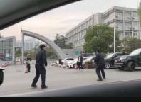 警方回应路虎撞飞持刀男子 司机行为引争议