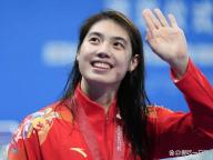 张雨霏夺金后与粉丝热情互动 真实可爱圈粉无数