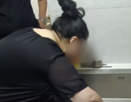 女子清理厨房水槽手指被卡受伤，消防破拆救援