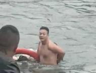 退役军人跳江救起两人：不能坐视不管 本能驱使勇救落水者